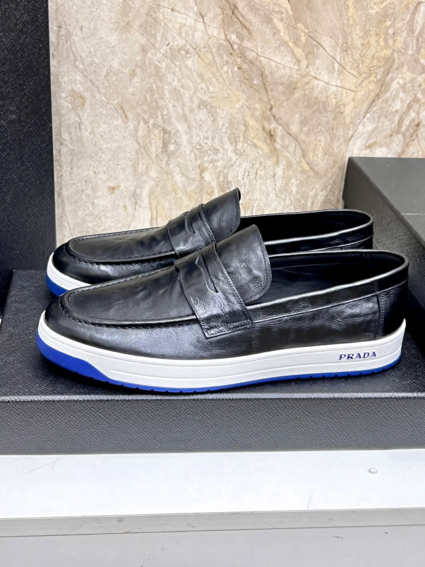 💰620 Prada classic men’s lace-up casual shoes｜Imported cowhide upper｜Layered stitching design on the upper Lightweight and breathable｜Soft and comfortable｜PRADA letters on the side｜Distinctive sporty style Showing the brand style｜Lightweight embossed rubber sole｜With cowhide foot pad lining｜Excellent foot feel Fashionable and elegant｜Size: 38-44 (customized at 45)